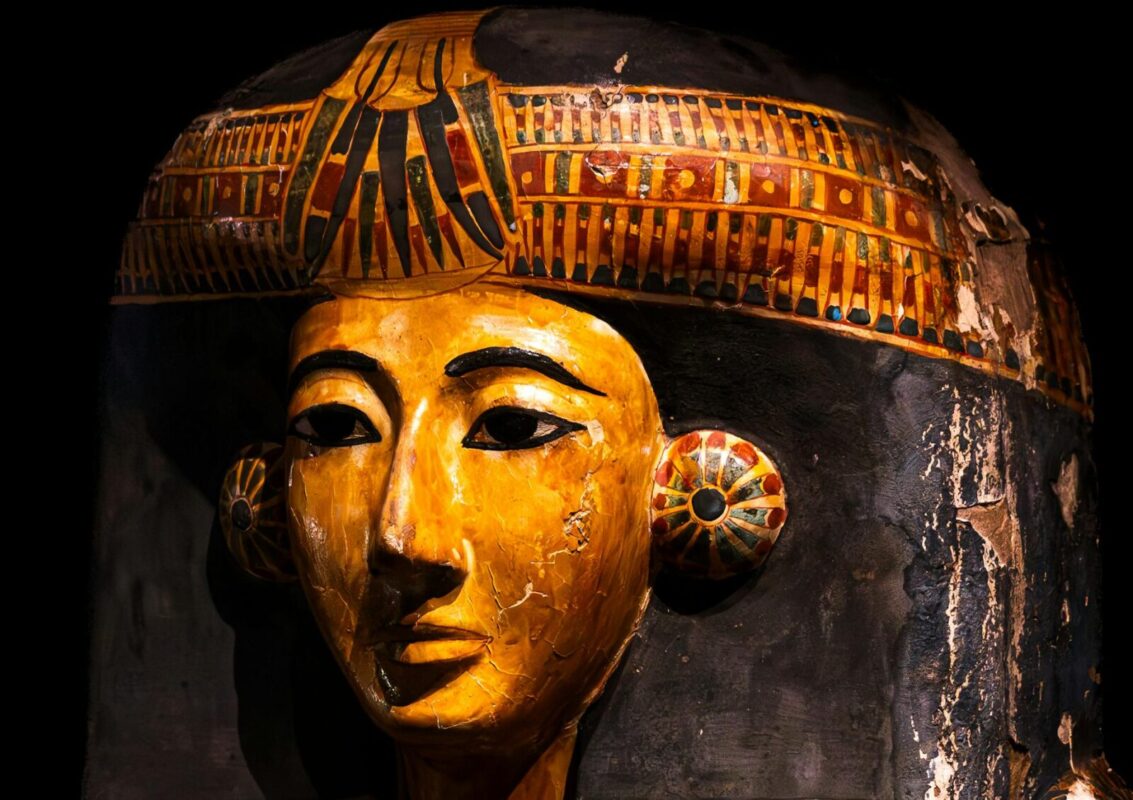 Detaljan prikaz žigova zlata različitih karata od 8k do 24k, koji označavaju finoću.